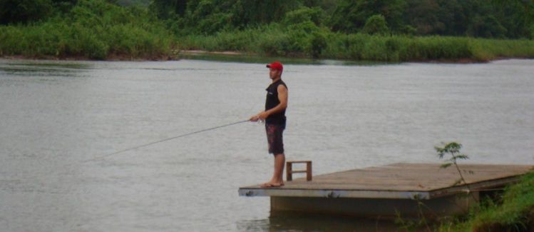 Calentando la maquina mientras espero ansioso la llegada de la embarcación! en estos lugares la pesca esta disponible a metros de la posada!