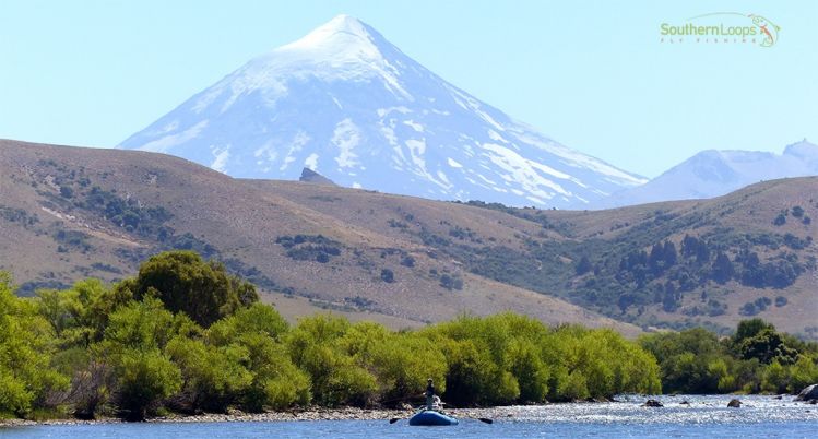 La imponente figura del Volcán Lanín nos custodia mientras flotamos el Chime arriba.