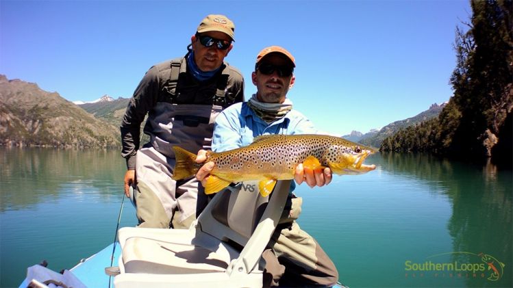 Buscando algo de acción en superficie? Esto es algo de lo que nuestros lagos de la Patagonia Norte tiene para ofrecer!