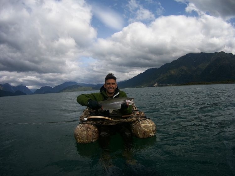 Flotando en un rincón del Lago Yelcho