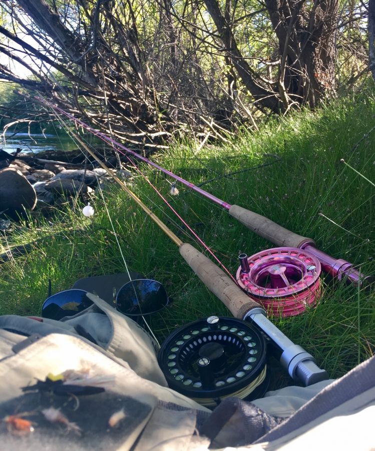 Pausa en el río cuando pescas con tu chica ...