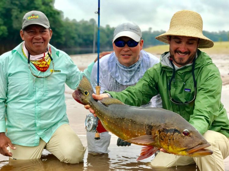 Nuestro gran amigo y guía en el río marié en la amazonia brasileña, Marcos Hlace, con un hermoso tucunare