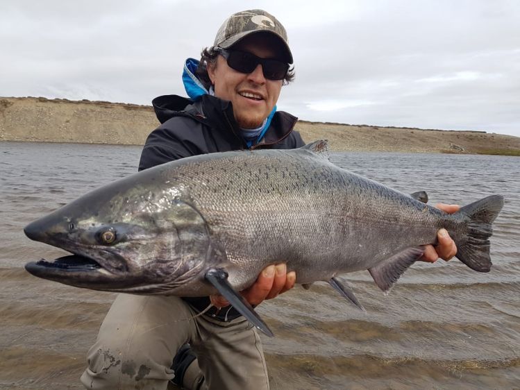 Pesca de Salmon Chinook en Noviembre con spey Río Grande Chile, Tierra del Fuego, Estancia Cameron Lodge 