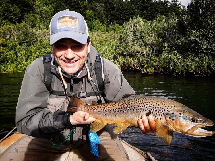 Pato Guerra with a Brown
Fifty Club (58cm)
Matapiojo Lodge 
.
.
.
.
#chile #patagonia #matapiojolodge #flyfishing #flyfishingnation #flyfishingaddict #flyfishinglife #patagoniaflyfishing #fiftyclub 