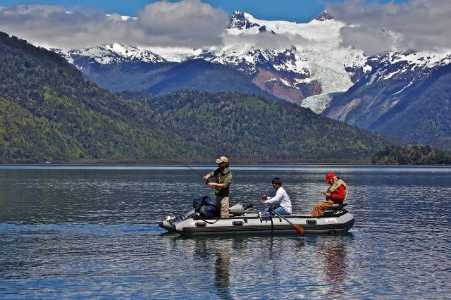 THE BEAUTIFUL BAY OF LIONS WITH THE MAGNIFICENT YELCHO GLACIER IN BACKGROUND
(ANLING LEDGEND, CAPT. BILL CURTIS IN RED) 