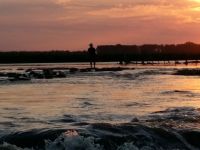 Nos encuentra el atardecer pescando